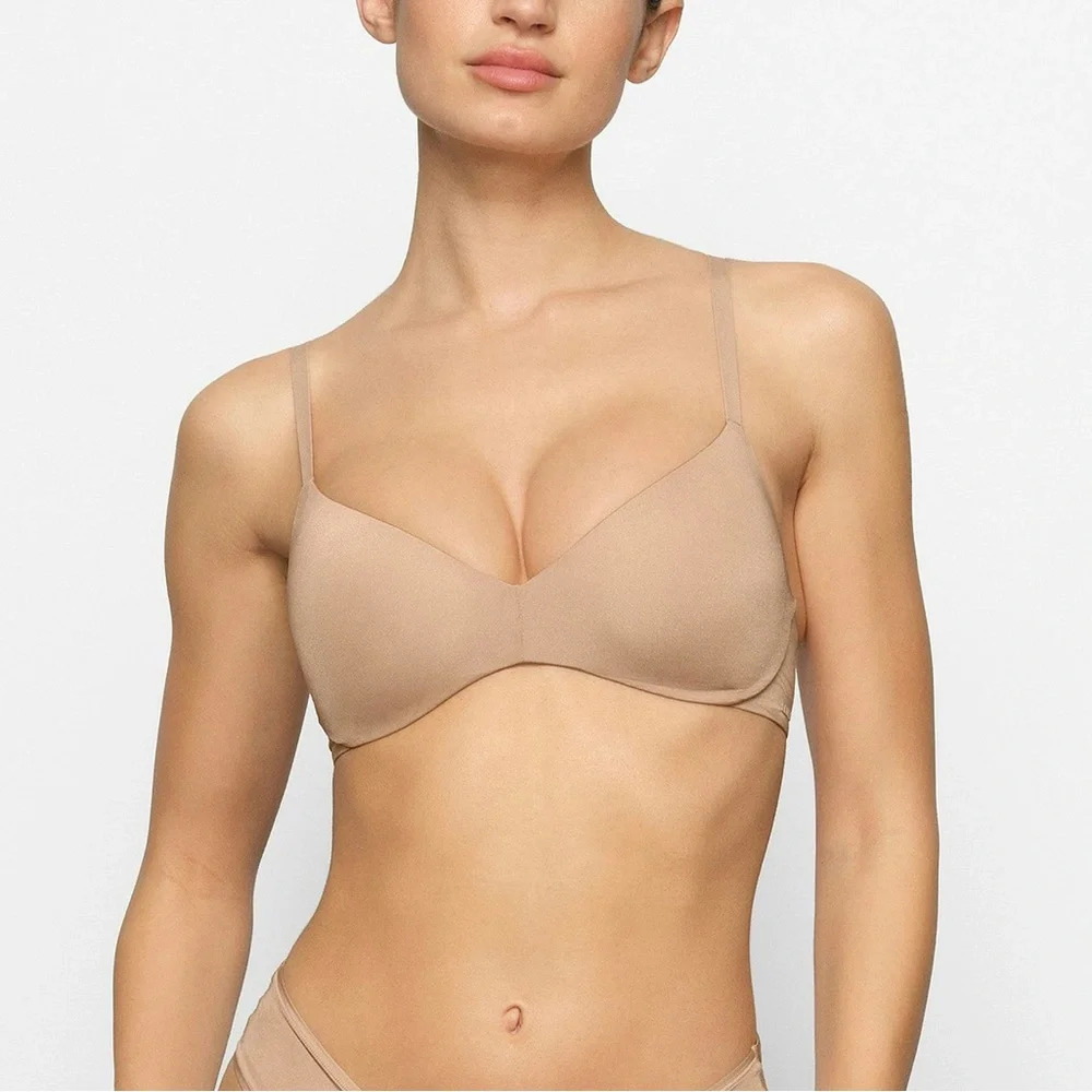 NWT SKIMS Wireless Form Push Up Plunge Bra Clay Beige Women’s Size 30B